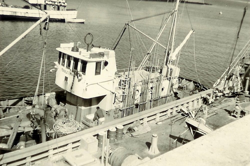 Source : Collection personnelle de Louis Roger : le Trouz Ar Mor, passerelle enfoncée et toutes vitres brisées, en mer au mois d'out 1961, dans le Golfe de Gascogne