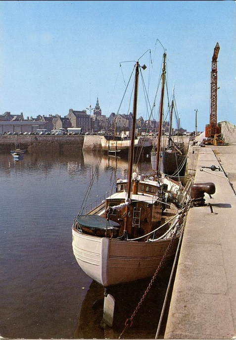 Source : Collection personnelle de Pierre Quéméneur.Le Plomarch au port de Roscoff, au fond, sous le clocher.