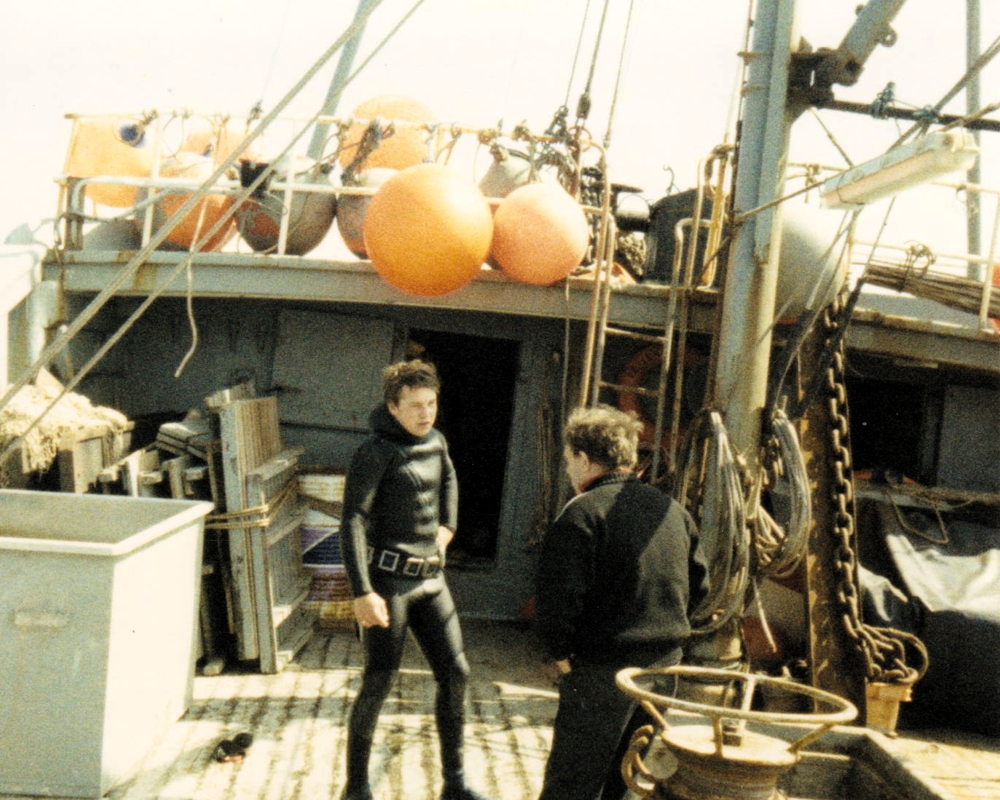 Source : Collection personnelle de Philippe Maguet.Sur le pont, Philippe Maguet, en tenue de plongée, et le patron Eugène Pendézec (1989).