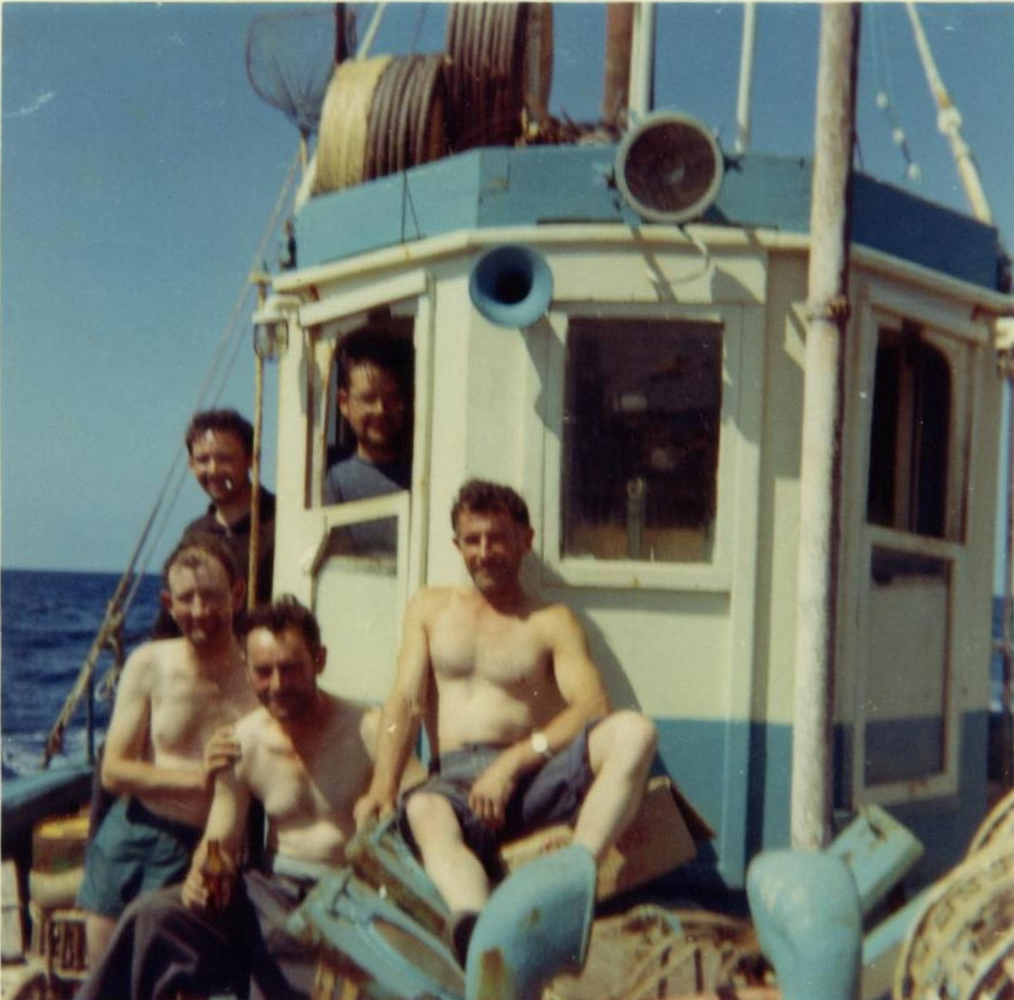 Source : Collection personnelle de Michel Magnan. De gauche à droite : Michel MAGNAN, Loulou KERSAUDY, Guillaume LE BARS, Joseph BOUDIGOU ; à la passerelle : Michel GLOAGUEN.