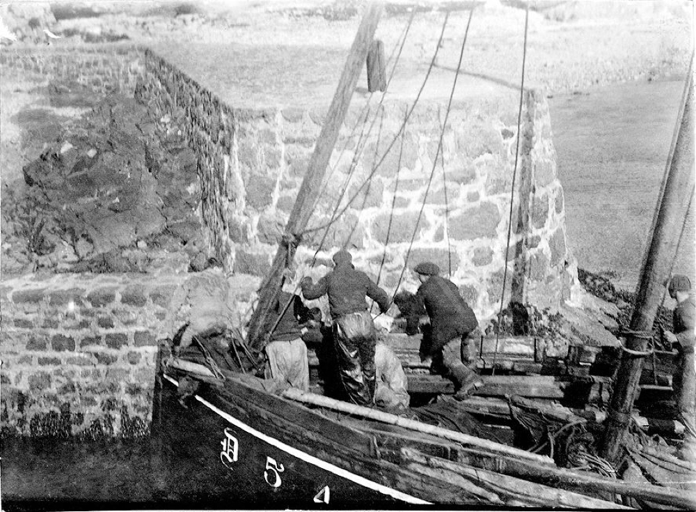 Source : Collection personnelle de Jacques Gonidec : photographie de Charles Grumbert (1898, chaloupe douarneniste au port de Lamplaul)