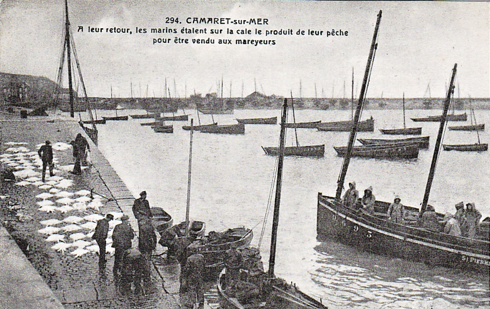 Source : Archives Départementales du Finistère.La chaloupe au port de Camaret.