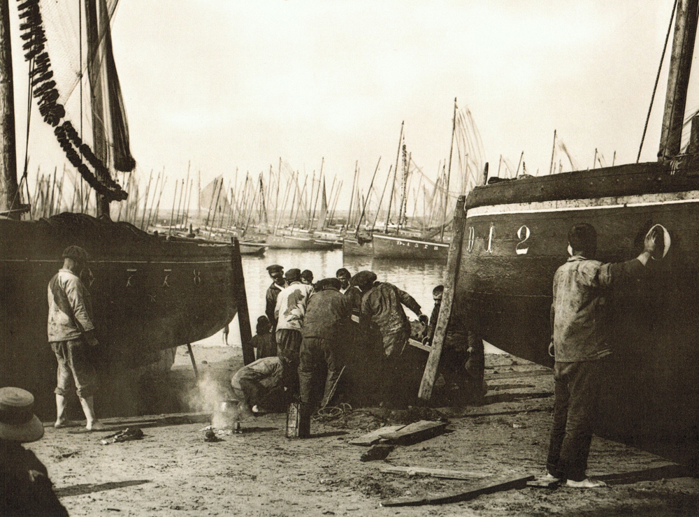 Source : Souvenirs de Bretagne, Photographies de Charles Lhermitte 1911-1913, 1977 :39. La chaloupe Etoile de la Mer au calfatage sur la plage du Stigadou, vers 1912.