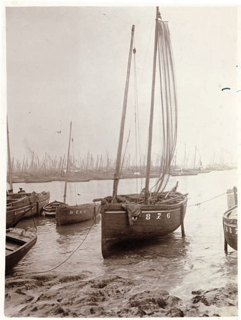 Source : Photographie de Charles Augustin Lhermitte (RMN Musée d’Orsay), découverte par A. Le Coz. La chaloupe Sainte Anne dans le petit port du Rosmeur, en 1912.