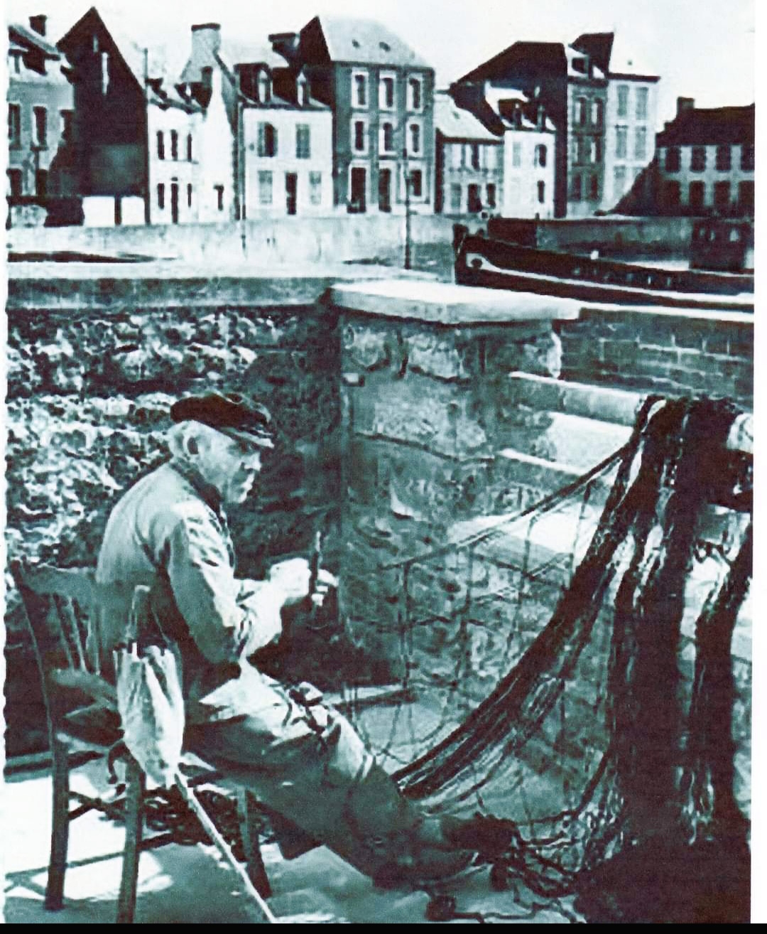 Communiqué par Gérard Richard. A l'arrière-plan, l'Edouard-Branly au port de Sein