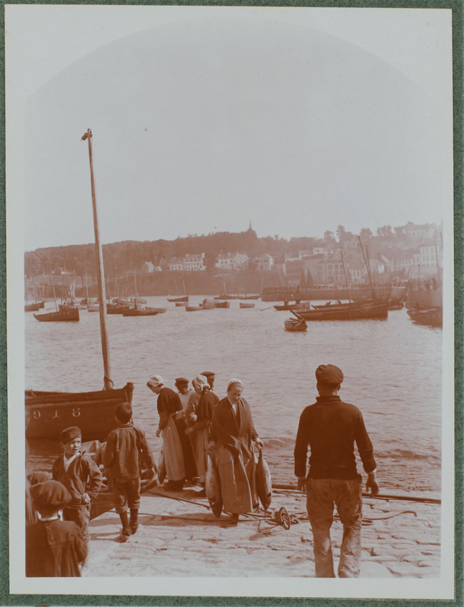 Source : Musée d'Orsay - Collection Charles Augustin Lhermitte - Douarnenez sur le port en 1911