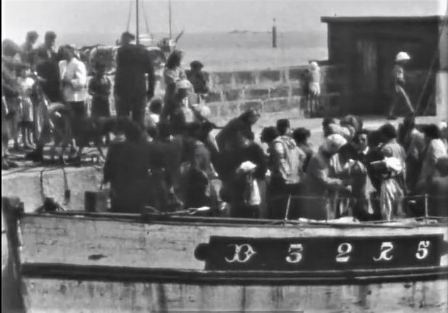 Capture d'écran transmise par Gérard Richard - La pinasse accostée au môle du Rohic à l'Île de Sein