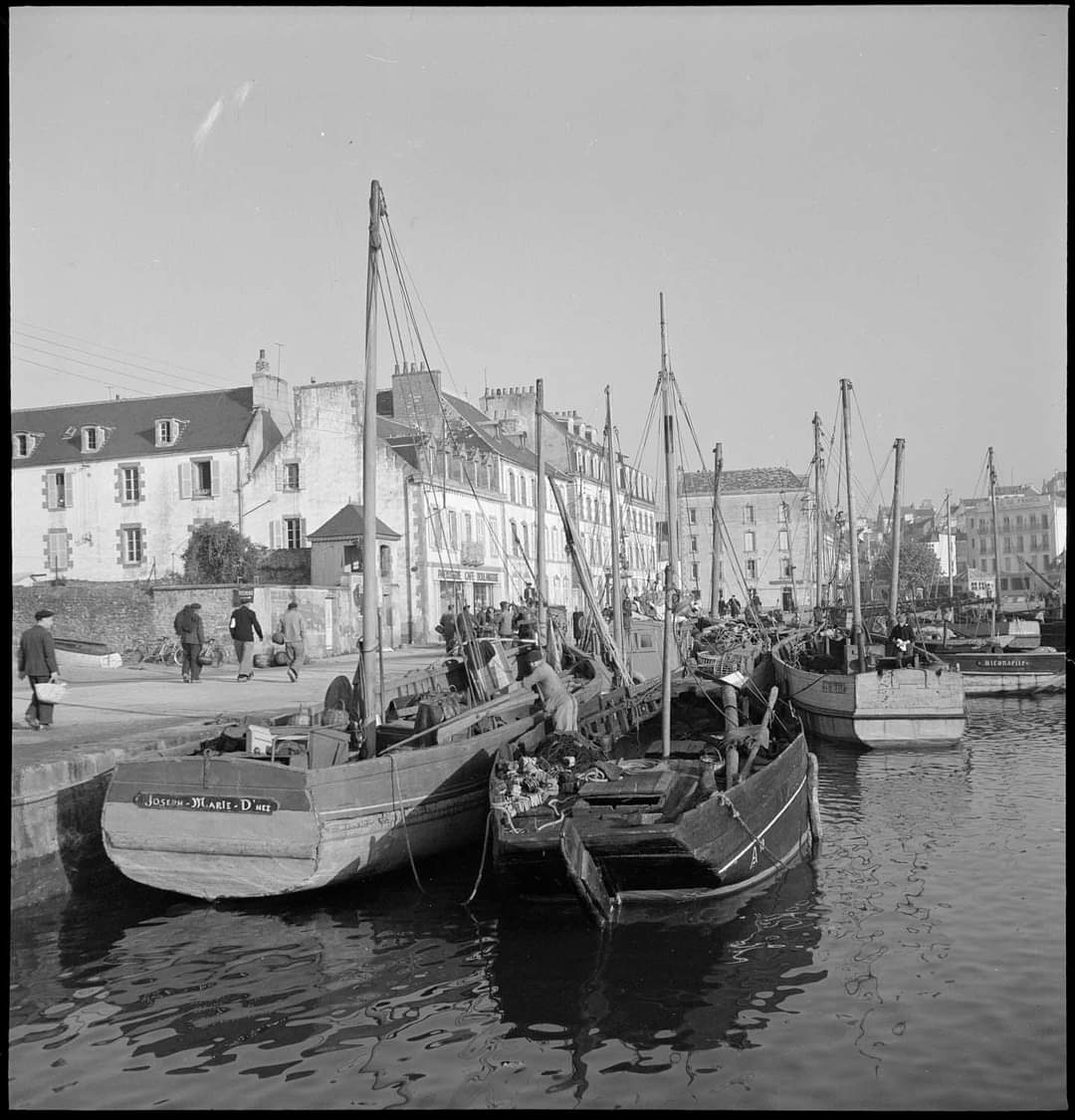 Source : Collection personnelle d'Alain Laouénan - A gauche, la pinasse "Joseph Marie" dans le port d'Audierne